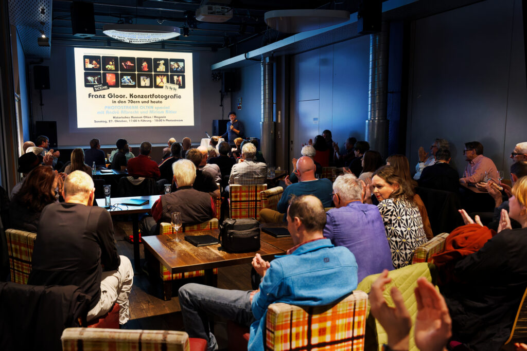 Der erste PHOTOSTREAM OLTEN in der Magazin Bar im Haus der Museen.